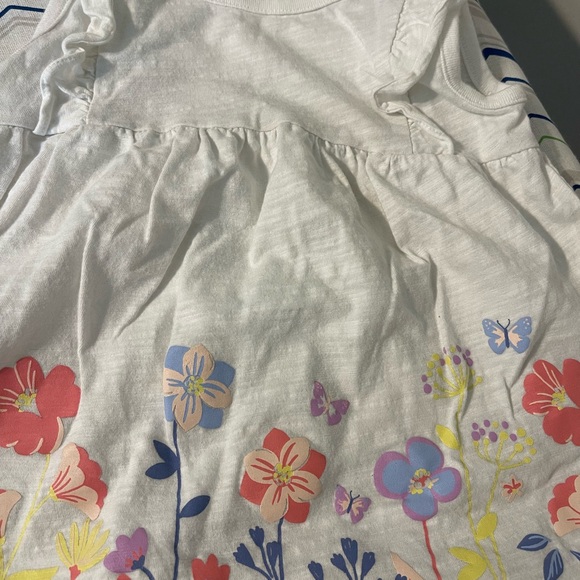 2 tops and 1 pair of shorts - Picture 4 of 7